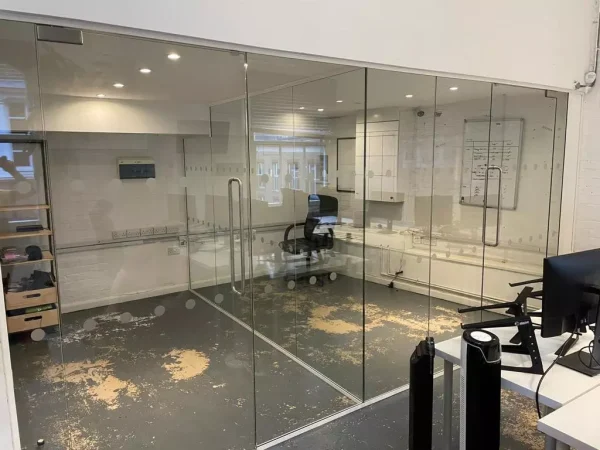 90° abutment glass partitioning